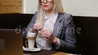 女商人手提电脑，在咖啡馆喝咖啡